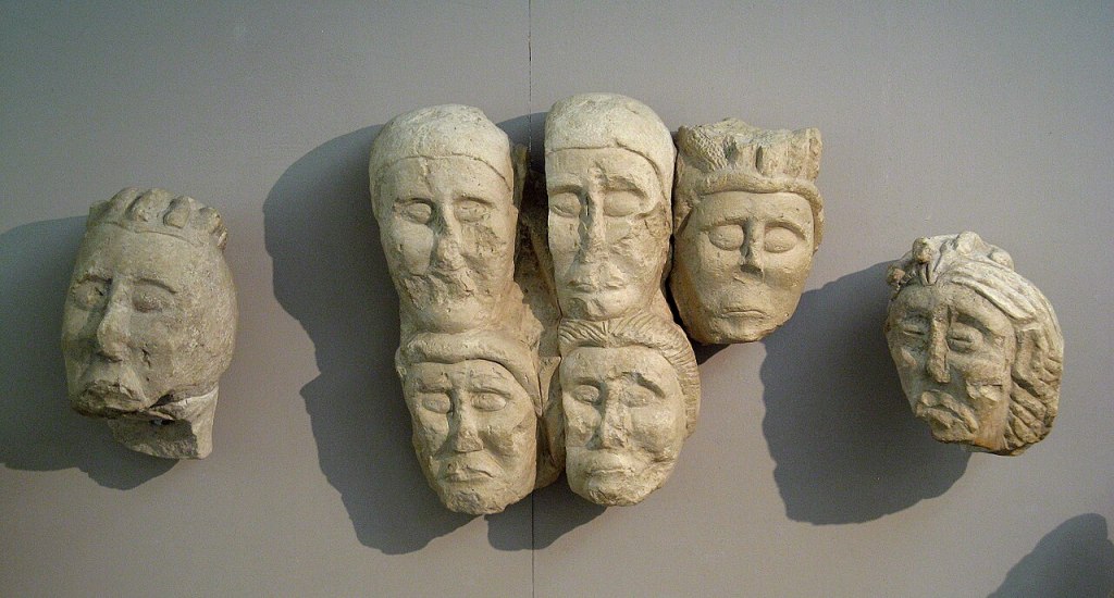 Cinc tèstas escultadas