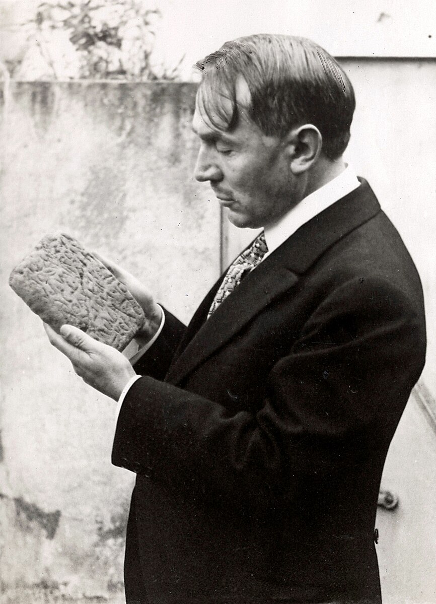 Lo doctor Morlet aluca una tableta ambe d'escrituras