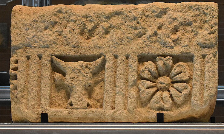 Buou e flor. Element de frisa