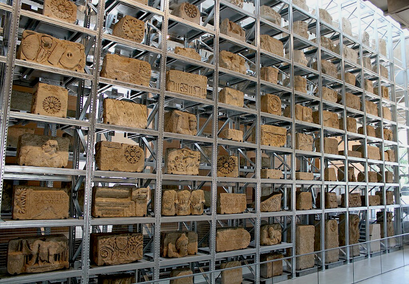 Paret lapidari au musèu Narbo via