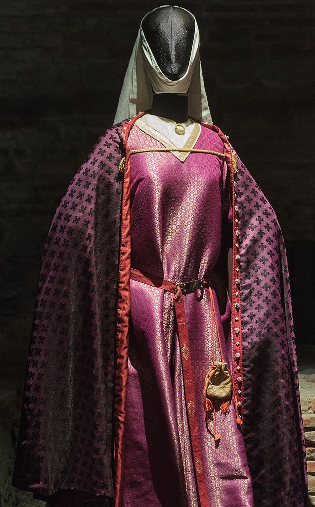 Reconstitucion de vèstit de la comtessa de Tolosa.