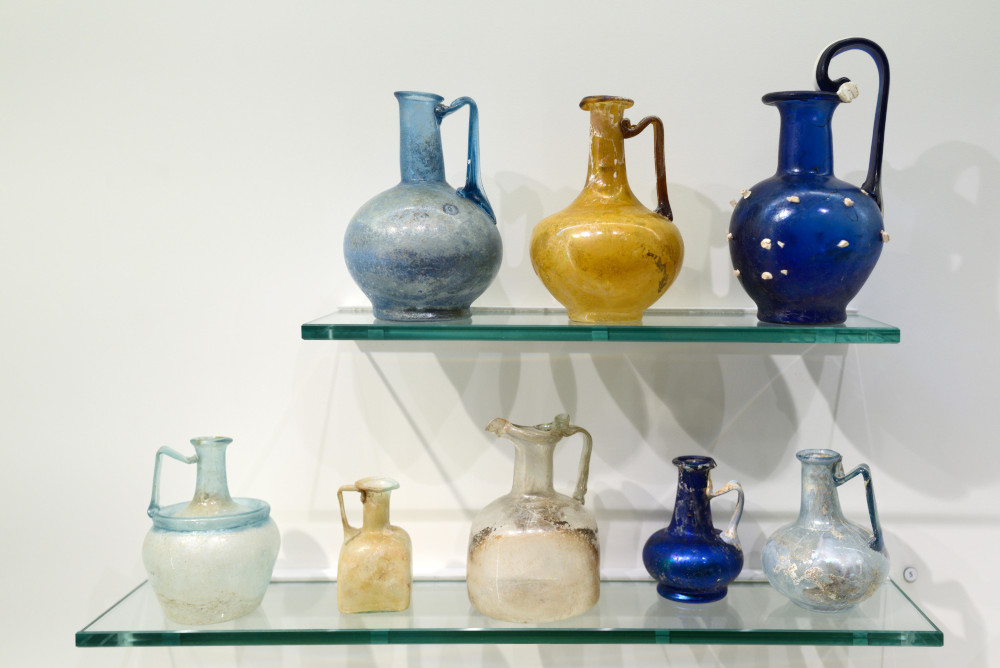 Pechiers e botelhas de veire romans au Musèu de la Romanitat de Nimes.