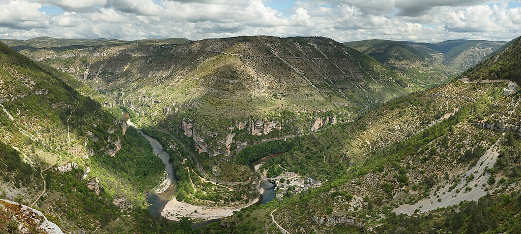Lo vilatge de Sench Èli, dins lei gòrgas dau Tarn. Es ara un vilatge fantauma bòrd que siguèt mudat en 1972 en crenhença deis inondacions. La comuna novèla prenguèt lo nom de Mas de Sench Èli e l'ancian vilatge, que vesèm aquí, siguèt jonch a la comuna de Santa Erémia. Benh Lieu Song/Wikimèdia commons, CC by-sa 3.0.